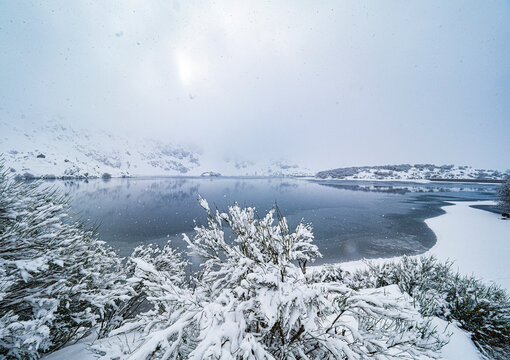 Lagos nevados en invierno