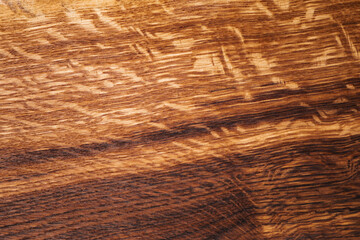 Eine geölte Eichenholz platte mit schöner Holzmaserung.