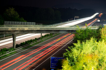 Autobahn in Bewegung bei Nacht 
