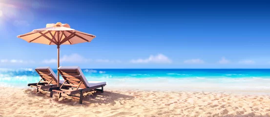 Poster Twee stoelen en parasol met in het gouden strand © Romolo Tavani