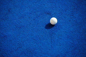 La bola de gol solitaria. The lonely golf ball