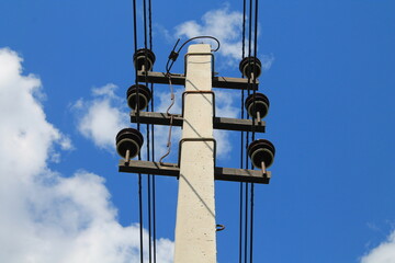 Electric main, elecrtic pole