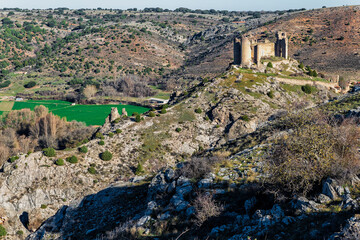 Fototapeta premium Ruinas del castillo de Pelegrina desde el cañon del rio Dulce. Guadalajara. España. Europa