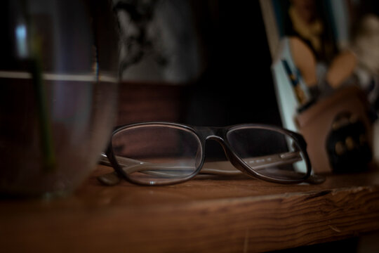 Lentes en un librero