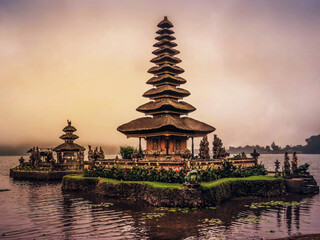 Fototapeta na wymiar Temple sur l'eau coucher de soleil Bali