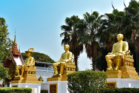 Three golden statues in front of the wat tha sung temple