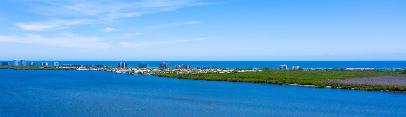 A wide shot of Jensen Beach Ocean and Horizon in Florida on a sunny day