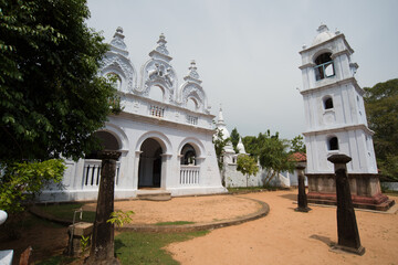Obraz premium beau temple traditionnel bouddhiste blanc du sud du Sri Lanka