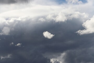 Petit nuage blanc devant un ciel d'orage
