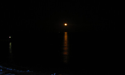 Ночное море и луна на пляже пусто