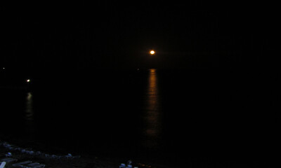 Ночь Море пляж с пустыми шезлонгами 