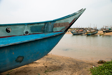 Fototapeta na wymiar bateau de pêche traditionnel très coloré sur le bord d'une belle plage du Sri Lanka 