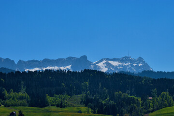 Fototapeta na wymiar Bergpanorama aus dem Appenzellerland in der Schweiz 7.5.2020