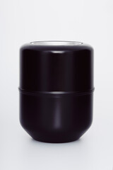 urne funéraire simple sur fond isolé blanc 