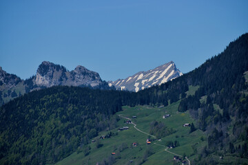 Gebirgslandschaft in Wildhaus in der Schweiz bei strahlend blauem Himmel 7.5.2020