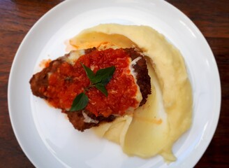 Parmigiana com purê de batatas