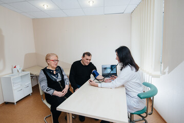 Obraz premium A couple of elderly people are conducting a medical examination at a medical center. Medicine and healthcare