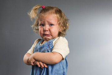 petite fille pleure, elle est triste et malheureuse