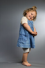 petite fille blonde fait du charme