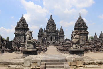 Statues à l'entrée des temples de Prambanan, Indonésie