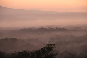 Lever de soleil sur le temple de Borobudur à Yogyakarta, Indonésie