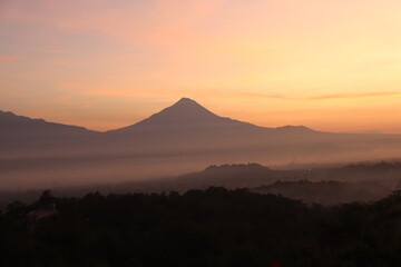 Lever de soleil sur la montagne à Yogyakarta, Indonésie
