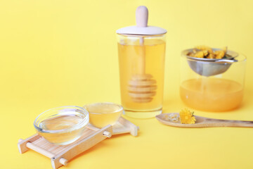 Fototapeta na wymiar Tasty dandelion honey on color background