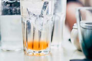 Boisson diabolo au sirop de pêche dans un grand verre avec des glaçons pour se rafraichir
