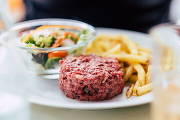 Steak tartare cru avec frites et salade - Repas de bistro