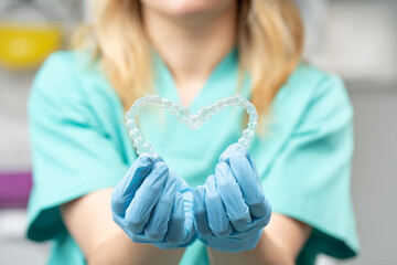 Alineador dental transparente e invisible para tratamiento de ortodoncia