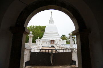 beau temple traditionnel bouddhiste blanc du sud du Sri Lanka