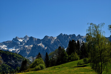 Fototapeta premium Säntis der höchste Berg in der Ostschweiz bei strahlend blauem Himmel 7.5.2020