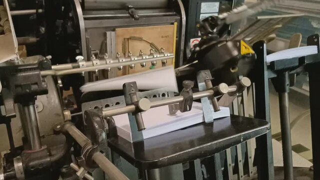 vecchia macchina tipografica usata per fustellare il cartone