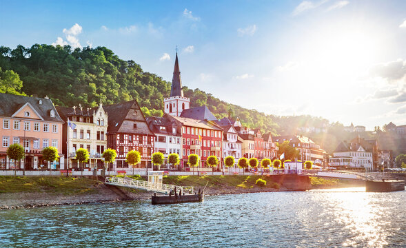 Sankt Goar am Rhein mit Stiftskirche und Burg Rheinfels im Sommer im Gegenlicht – View of Sankt Goar, Germany in backlit