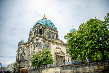 Obraz premium Tourist boat on the river Spree at the cathedral of Berlin, Germany