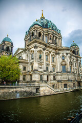 Fototapeta na wymiar Tourist boat on the river Spree at the cathedral of Berlin, Germany 