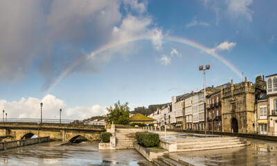 Arco iris sobre la puerta de Carlos V, Viveiro, Galicia.