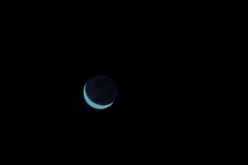 crescent moon, with the cinnamon light that allows to see its dark side.