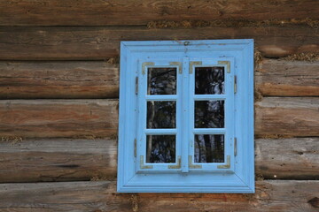 okno drewno budynek dom stary niebieski okiennice bale drewniane