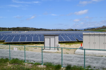 大量の太陽電池パネル