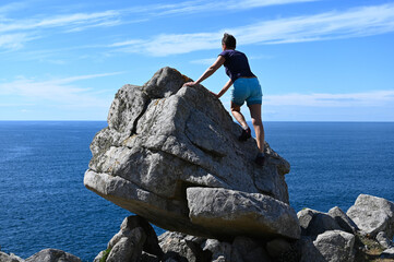 Femme observant la mer