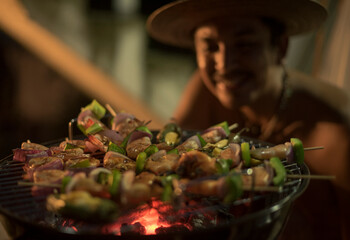 Mexico-  Dic 2017
A skewer is a thin metal or wood stick used to hold pieces of food together.used while grilling or roasting meats and fish, and in other culinary applications.