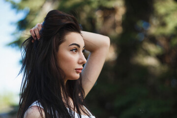Naklejka premium Zbliżenie twarzy kaukaski kobieta portret twarzy na zewnątrz. Brunetka o soczystych ustach i brązowych oczach. Portret profilowy.