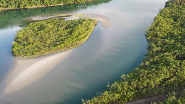 Vista a&eacute;rea do Rio Guaratuba com barco navegando, passando pela rodovia Rio Santos e encontrando com as  &aacute;guas do Mar