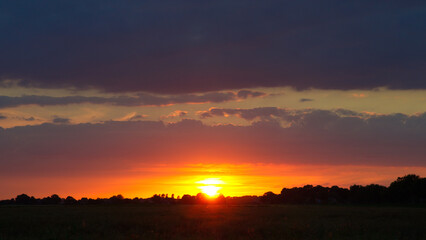 Sonnenuntergang am Horizont