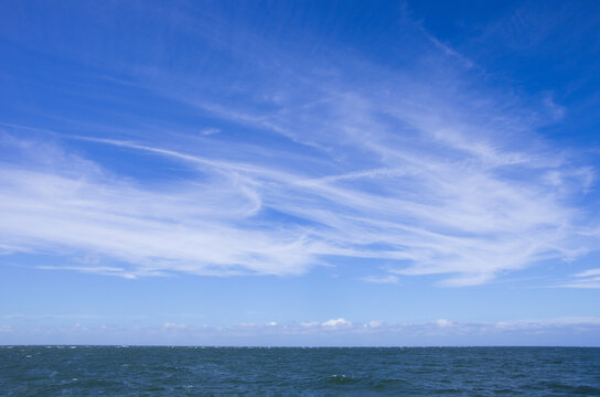 Himmelspanorama mit Zirrus-Wolken