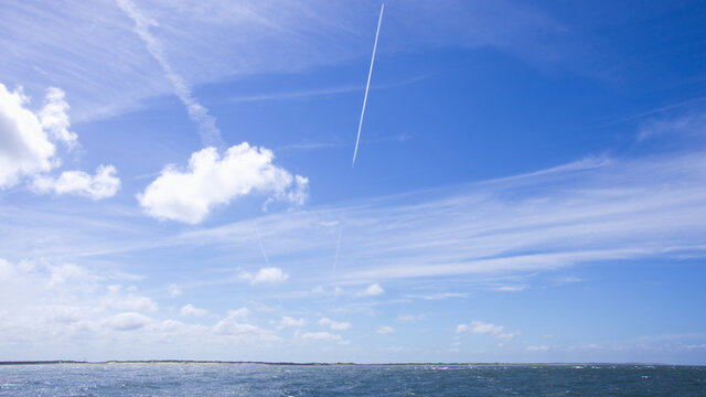 Himmelspanorama mit Zirrus-Wolken