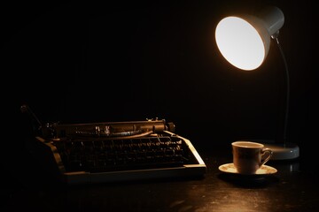 Máquina de escribir y taza 
