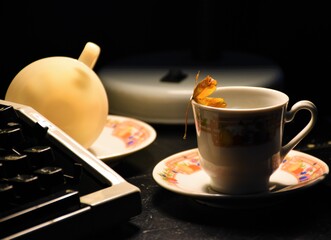 Máquina de escribir y taza 