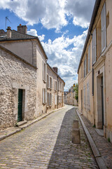 Senlis, rues étroites et environnement architectural médieval